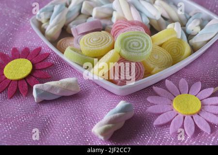 Mehrfarbige FRUCHTAROMEN flauschige Sumpfsalven, leckere, bunte Sumpfsalven. Stockfoto