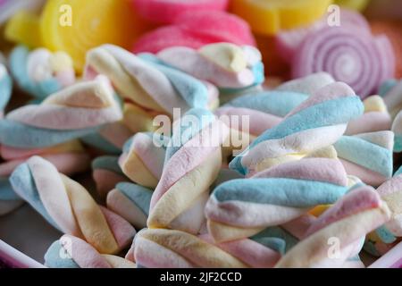 Mehrfarbige FRUCHTAROMEN flauschige Sumpfsalven, leckere, bunte Sumpfsalven. Stockfoto