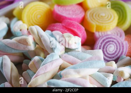 Mehrfarbige FRUCHTAROMEN flauschige Sumpfsalven, leckere, bunte Sumpfsalven. Stockfoto