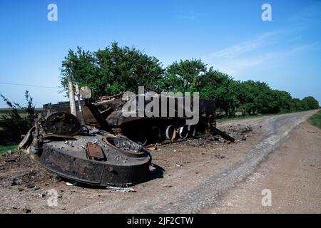 Zerstörter russischer Panzer neben dem militärischen Checkpoint. Ukrainische Soldaten haben ihren Stützpunkt an einem Kontrollpunkt in der Nähe von Huliaipole, Region Zaporizhzhya. Von Zeit zu Zeit kommt es in der Region zu russischen Beschuss-Angriffen. Russische Truppen versuchen, ihre Anstrengungen auf dieses Gebiet zu konzentrieren. Deshalb müssen ukrainische Soldaten immer auf das Schlimmste vorbereitet sein. Stockfoto