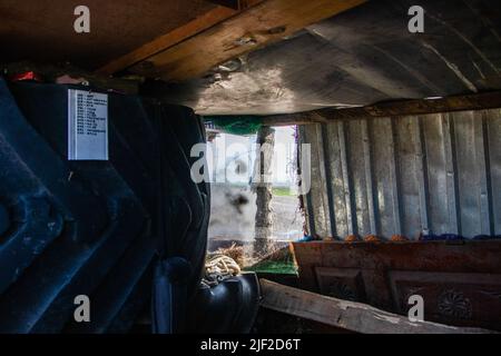 Huliaipole, Region Zaporizhzhia, Ukraine. 7.. Mai 2022. Ein Blick aus dem Fenster des ukrainischen Kontrollpunkts. Ukrainische Soldaten haben ihren Stützpunkt an einem Kontrollpunkt in der Nähe von Huliaipole, Region Zaporizhzhya. Von Zeit zu Zeit kommt es in der Region zu russischen Beschuss-Angriffen. Russische Truppen versuchen, ihre Anstrengungen auf dieses Gebiet zu konzentrieren. Deshalb müssen ukrainische Soldaten immer auf das Schlimmste vorbereitet sein. (Bild: © Lara Hauser/SOPA Images via ZUMA Press Wire) Stockfoto