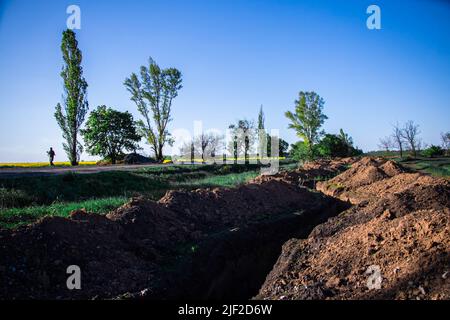 Huliaipole, Region Zaporizhzhia, Ukraine. 7.. Mai 2022. Graben neben dem Militärkontrollpunkt, wo sich die Ukrainer vor russischen Angriffen verstecken. Ukrainische Soldaten haben ihren Stützpunkt an einem Kontrollpunkt in der Nähe von Huliaipole, Region Zaporizhzhya. Von Zeit zu Zeit kommt es in der Region zu russischen Beschuss-Angriffen. Russische Truppen versuchen, ihre Anstrengungen auf dieses Gebiet zu konzentrieren. Deshalb müssen ukrainische Soldaten immer auf das Schlimmste vorbereitet sein. (Bild: © Lara Hauser/SOPA Images via ZUMA Press Wire) Stockfoto