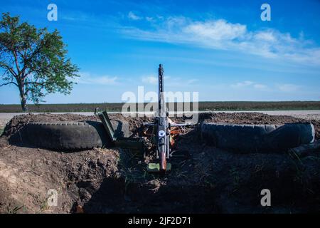 Huliaipole, Region Zaporizhzhia, Ukraine. 7.. Mai 2022. Das Maschinengewehr befindet sich in einer zum Himmel zeigenden Position. Ukrainische Soldaten haben ihren Stützpunkt an einem Kontrollpunkt in der Nähe von Huliaipole, Region Zaporizhzhya. Von Zeit zu Zeit kommt es in der Region zu russischen Beschuss-Angriffen. Russische Truppen versuchen, ihre Anstrengungen auf dieses Gebiet zu konzentrieren. Deshalb müssen ukrainische Soldaten immer auf das Schlimmste vorbereitet sein. (Bild: © Lara Hauser/SOPA Images via ZUMA Press Wire) Stockfoto