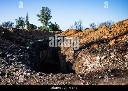 Huliaipole, Region Zaporizhzhia, Ukraine. 7.. Mai 2022. Graben neben dem Militärkontrollpunkt, wo sich die Ukrainer vor russischen Angriffen verstecken. Ukrainische Soldaten haben ihren Stützpunkt an einem Kontrollpunkt in der Nähe von Huliaipole, Region Zaporizhzhya. Von Zeit zu Zeit kommt es in der Region zu russischen Beschuss-Angriffen. Russische Truppen versuchen, ihre Anstrengungen auf dieses Gebiet zu konzentrieren. Deshalb müssen ukrainische Soldaten immer auf das Schlimmste vorbereitet sein. (Bild: © Lara Hauser/SOPA Images via ZUMA Press Wire) Stockfoto