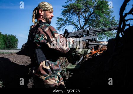 Huliaipole, Region Zaporizhzhia, Ukraine. 7.. Mai 2022. Ukrainische Soldaten überprüfen die Situation am Checkpoint. Ukrainische Soldaten haben ihren Stützpunkt an einem Kontrollpunkt in der Nähe von Huliaipole, Region Zaporizhzhya. Von Zeit zu Zeit kommt es in der Region zu russischen Beschuss-Angriffen. Russische Truppen versuchen, ihre Anstrengungen auf dieses Gebiet zu konzentrieren. Deshalb müssen ukrainische Soldaten immer auf das Schlimmste vorbereitet sein. (Bild: © Lara Hauser/SOPA Images via ZUMA Press Wire) Stockfoto