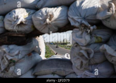 Huliaipole, Region Zaporizhzhia, Ukraine. 7.. Mai 2022. Am Kontrollpunkt sind Sandsäcke in Stapel zu sehen. Ukrainische Soldaten haben ihren Stützpunkt an einem Kontrollpunkt in der Nähe von Huliaipole, Region Zaporizhzhya. Von Zeit zu Zeit kommt es in der Region zu russischen Beschuss-Angriffen. Russische Truppen versuchen, ihre Anstrengungen auf dieses Gebiet zu konzentrieren. Deshalb müssen ukrainische Soldaten immer auf das Schlimmste vorbereitet sein. (Bild: © Lara Hauser/SOPA Images via ZUMA Press Wire) Stockfoto