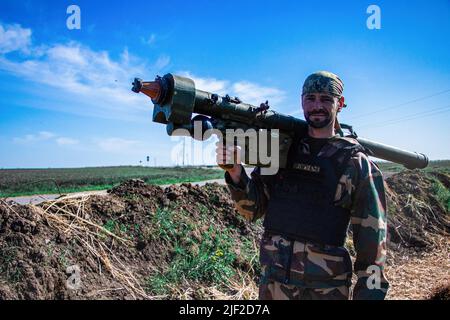 Huliaipole, Region Zaporizhzhia, Ukraine. 7.. Mai 2022. Ukrainische Soldaten halten eine Rakete. Ukrainische Soldaten haben ihren Stützpunkt an einem Kontrollpunkt in der Nähe von Huliaipole, Region Zaporizhzhya. Von Zeit zu Zeit kommt es in der Region zu russischen Beschuss-Angriffen. Russische Truppen versuchen, ihre Anstrengungen auf dieses Gebiet zu konzentrieren. Deshalb müssen ukrainische Soldaten immer auf das Schlimmste vorbereitet sein. (Bild: © Lara Hauser/SOPA Images via ZUMA Press Wire) Stockfoto