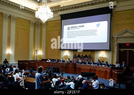 Washington, USA, 28. Juni 2022, Wird Ein Tweet des ehemaligen Präsidenten Donald Trump als Cassidy Hutchinson, ein ehemaliger Berater von Trump, dem Stabschef des Weißen Hauses, Mark Meadows, Bezeugt während der sechsten Anhörung des House Select Committee zur Untersuchung des Angriffs auf das US-Kapitol vom 6.. Januar im Bürogebäude des Cannon House am 28. Juni 2022 in Washington, DC, USA. Das parteiübergreifende Komitee, das seit fast einem Jahr Beweise im Zusammenhang mit dem Angriff vom 6. Januar auf das US-Kapitol sammelt, stellt seine Ergebnisse in einer Reihe von Anhörungen im Fernsehen vor. Cassidy Hutchinson, Spitzenberater Stockfoto