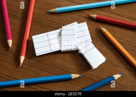 Pistole Spielzeug aus Papier gefaltet Stockfoto