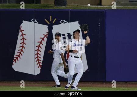 Biloxi, Mississippi, USA. 28.. Juni 2022. Der Biloxi Shuckers-Außenfeldspieler Joey Wiemer (26) macht sich während eines MiLB-Spiels zwischen den Biloxi Shuckers und Mississippi Braves im MGM Park in Biloxi, Mississippi, einen Haken. Bobby McDuffie/CSM/Alamy Live News Stockfoto