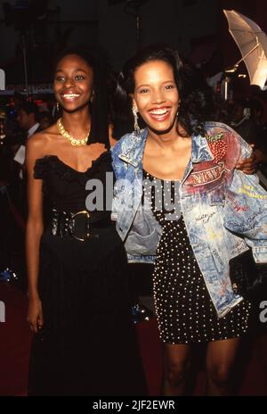 Allison Bean und Shari Headley bei der Hollywood-Premiere „Coming to America“ am 26. Juni 1988 im Mann's Chinese Theatre in Hollywood, Kalifornien. Quelle: Ralph Dominguez/MediaPunch Stockfoto