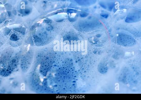Blasenstruktur in blauem Schaum, Makrofotografie, Thema Sauberkeit und Hygiene. Stockfoto