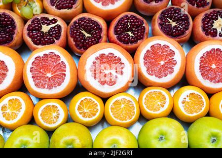 Textur von verschiedenen saftigen Früchten mit geschnittener Oberseite Stockfoto