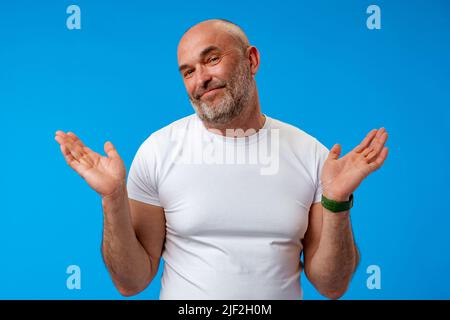 Gutaussehender Mann mittleren Alters, der auf einem isolierten blauen Hintergrund ratlos und verwirrt stand Stockfoto