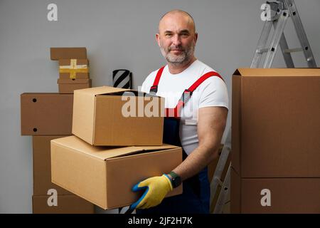 Mann im mittleren Alter in uniformem Karton, Porträt Stockfoto