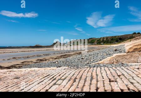 Meeresmauer und Strand am nördlichen Ende der St Ouen's Bay in Jersey Stockfoto