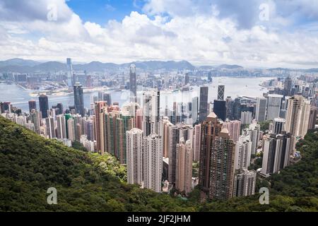 Skyline von Hongkong, Luftaufnahme vom Aussichtspunkt Victoria Peak an einem bewölkten Sommertag Stockfoto