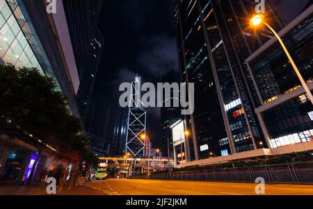 Nächtliches Stadtfoto mit bunten Lichtern. Hongkong, Central District Stockfoto
