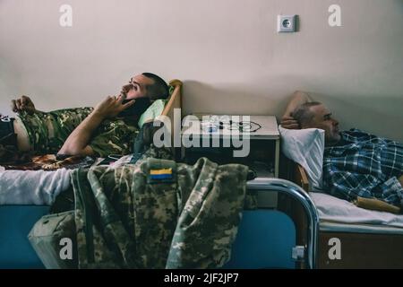 Zaporizhzia, Ukraine. 15.. Mai 2022. Soldaten ruhen in der orthopädischen Abteilung. Das Militärkrankenhaus Nr. 5 in Saporischschschja, Ukraine, ist das prominenteste Krankenhaus der Region. Viele Soldaten der Front werden hier behandelt. Ärzte, Krankenschwestern und Freiwillige arbeiten rund um die Uhr. (Foto: Lara Hauser/SOPA Images/Sipa USA) Quelle: SIPA USA/Alamy Live News Stockfoto