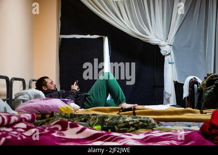 Zaporizhzia, Ukraine. 15.. Mai 2022. Soldat ruht auf seinem Bett. Das Militärkrankenhaus Nr. 5 in Saporischschschja, Ukraine, ist das prominenteste Krankenhaus der Region. Viele Soldaten der Front werden hier behandelt. Ärzte, Krankenschwestern und Freiwillige arbeiten rund um die Uhr. (Foto: Lara Hauser/SOPA Images/Sipa USA) Quelle: SIPA USA/Alamy Live News Stockfoto