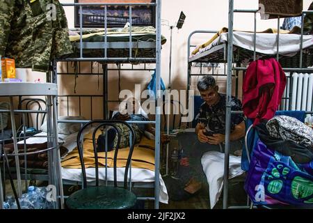 Zaporizhzia, Ukraine. 15.. Mai 2022. Soldaten ruhen sich auf ihren Betten aus. Das Militärkrankenhaus Nr. 5 in Saporischschschja, Ukraine, ist das prominenteste Krankenhaus der Region. Viele Soldaten der Front werden hier behandelt. Ärzte, Krankenschwestern und Freiwillige arbeiten rund um die Uhr. (Foto: Lara Hauser/SOPA Images/Sipa USA) Quelle: SIPA USA/Alamy Live News Stockfoto