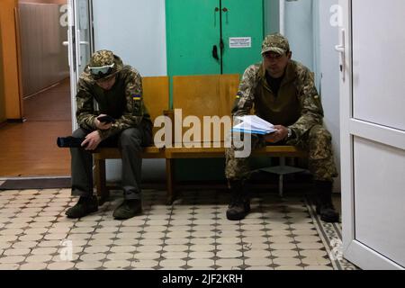 Zaporizhzia, Region Zaporizhzia, Ukraine. 15.. Mai 2022. Soldat wartet darauf, mit dem Arzt zu sprechen. Das Militärkrankenhaus Nr. 5 in Saporischschschja, Ukraine, ist das prominenteste Krankenhaus der Region. Viele Soldaten der Front werden hier behandelt. Ärzte, Krankenschwestern und Freiwillige arbeiten rund um die Uhr. (Bild: © Lara Hauser/SOPA Images via ZUMA Press Wire) Stockfoto