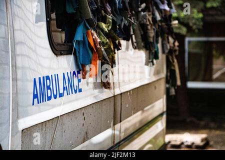 15. Mai 2022, Pokrovskoe, Region Dnepropetrovsk, Ukraine: Evakuierungswagen steht vor dem Militärkrankenhaus. Das Militärkrankenhaus in Pokrovskoe, Region Dnepropetrovsk, stabilisiert die Bedingungen der verwundeten Soldaten von der Front aus. Danach werden sie in größere Krankenhäuser in Zaporizhia und Dnipro überführt. Die Regionen Saporischschja und Dnipro sind seit Kriegsbeginn ein Schwerpunkt der russischen Angriffe. (Bild: © Lara Hauser/SOPA Images via ZUMA Press Wire) Stockfoto