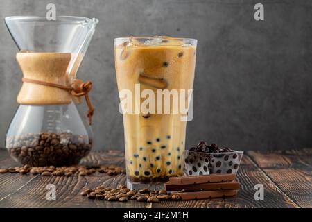 Bubble Tee mit Kaffee und Schokolade in Glas Tasse auf dunklem Hintergrund. Stockfoto