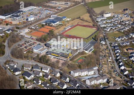 Luftaufnahme, städtische Gymnasium und Sportanlage, Wormbach, Schmallenberg, Sauerland, Nordrhein-Westfalen, Deutschland, Bildung, Bildung in Stockfoto