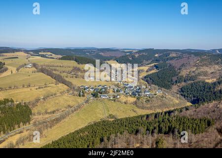 Luftaufnahme, Dorfansicht Nordenau in der Berglandschaft, Hotel Landhaus Nordenau, Nordenau, Schmallenberg, Sauerland, Nordrhein-Westfalen, Deutschland Stockfoto