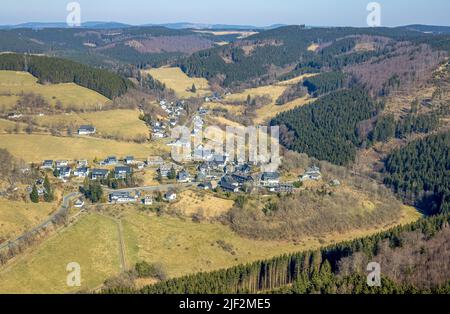 Luftaufnahme, Dorfansicht Nordenau in der Berglandschaft, Hotel Landhaus Nordenau, Nordenau, Schmallenberg, Sauerland, Nordrhein-Westfalen, Deutschland Stockfoto