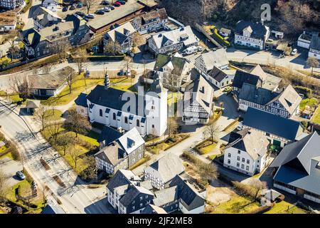 Luftaufnahme, St. Gertrud Kirche in Oberkirchen, Schmallenberg, Sauerland, Nordrhein-Westfalen, Deutschland, Ort der Anbetung, DE, Europa, religiöse com Stockfoto