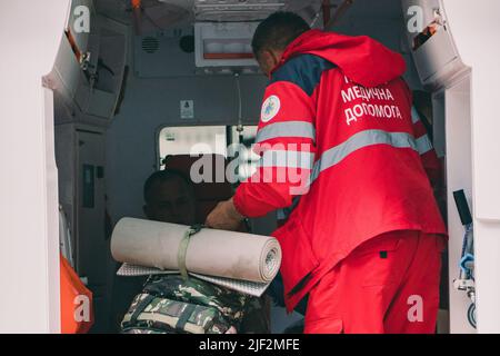 15. Mai 2022, Pokrovskoe, Region Dnepropetrovsk, Ukraine: Notarzt bereitet den Krankenwagen vor. Das Militärkrankenhaus in Pokrovskoe, Region Dnepropetrovsk, stabilisiert die Bedingungen der verwundeten Soldaten von der Front aus. Danach werden sie in größere Krankenhäuser in Zaporizhia und Dnipro überführt. Die Regionen Saporischschja und Dnipro sind seit Kriegsbeginn ein Schwerpunkt der russischen Angriffe. (Bild: © Lara Hauser/SOPA Images via ZUMA Press Wire) Stockfoto