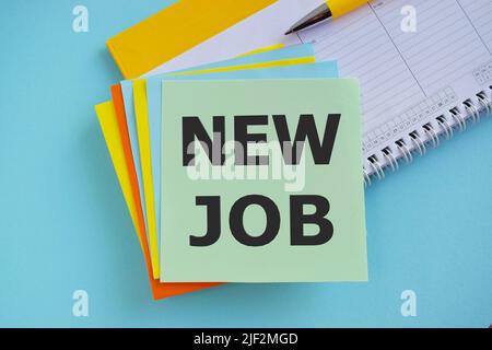 Neuer Job-Text auf Stickernote geschrieben, Geschäftskonzept, blauer Hintergrund. Stockfoto