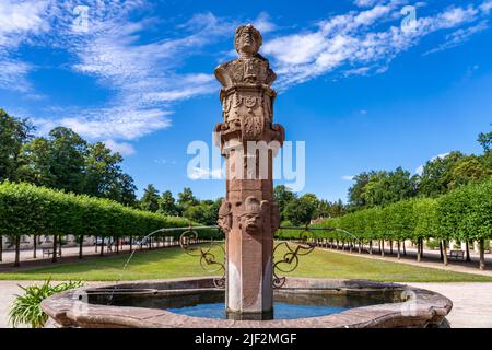 Statue von Markgraf Ludwig Wilhelm von Baden auf einem Brunnen am Schloss Favorite in Rastatt, Baden-Württemberg, Deutschland | Statue von Louis Willi Stockfoto