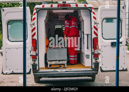 15. Mai 2022, Pokrovskoe, Region Dnepropetrovsk, Ukraine: Notarzt bereitet den Krankenwagen vor. Das Militärkrankenhaus in Pokrovskoe, Region Dnepropetrovsk, stabilisiert die Bedingungen der verwundeten Soldaten von der Front aus. Danach werden sie in größere Krankenhäuser in Zaporizhia und Dnipro überführt. Die Regionen Saporischschja und Dnipro sind seit Kriegsbeginn ein Schwerpunkt der russischen Angriffe. (Bild: © Lara Hauser/SOPA Images via ZUMA Press Wire) Stockfoto