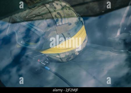 15. Mai 2022, Pokrovskoe, Region Dnepropetrovsk, Ukraine: Militärhelm im Evakuierungswagen. Das Militärkrankenhaus in Pokrovskoe, Region Dnepropetrovsk, stabilisiert die Bedingungen der verwundeten Soldaten von der Front aus. Danach werden sie in größere Krankenhäuser in Zaporizhia und Dnipro überführt. Die Regionen Saporischschja und Dnipro sind seit Kriegsbeginn ein Schwerpunkt der russischen Angriffe. (Bild: © Lara Hauser/SOPA Images via ZUMA Press Wire) Stockfoto