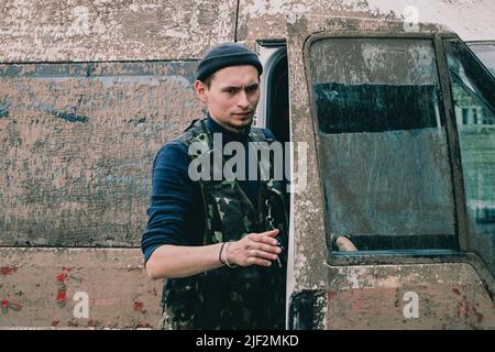 15. Mai 2022, Pokrovskoe, Region Dnepropetrovsk, Ukraine: Freiwilliger mit seinem Evakuierungswagen geht an die Front. Das Militärkrankenhaus in Pokrovskoe, Region Dnepropetrovsk, stabilisiert die Bedingungen der verwundeten Soldaten von der Front aus. Danach werden sie in größere Krankenhäuser in Zaporizhia und Dnipro überführt. Die Regionen Saporischschja und Dnipro sind seit Kriegsbeginn ein Schwerpunkt der russischen Angriffe. (Bild: © Lara Hauser/SOPA Images via ZUMA Press Wire) Stockfoto