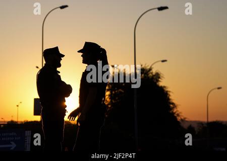 Madrid, Spanien. 29.. Juni 2022. Die spanische Polizei steht am Mittwoch, den 29. Juni, in Madrid, Spanien, vor dem Ort eines NATO-Treffens Wache. 2022. Foto von Paul Hanna/UPI Credit: UPI/Alamy Live News Stockfoto