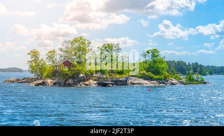 Kleine rote Hütte an der skandinavischen Küste Stockfoto