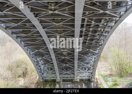 Alte Eiseneisenbahn-Brücke über den Fluss Severn bei Bewdley in Worcestershire Stockfoto