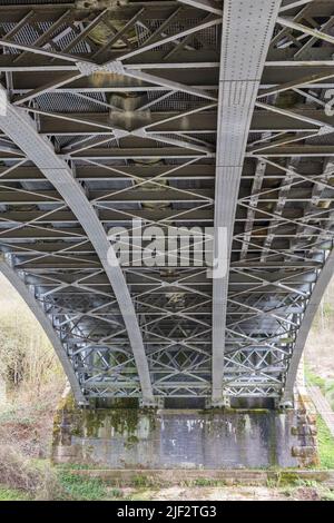 Alte Eiseneisenbahn-Brücke über den Fluss Severn bei Bewdley in Worcestershire Stockfoto