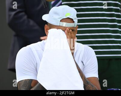 London, Gbr. 28.. Juni 2022. London Wimbledon Championships Day 2 28/06/2022 Nick Kyrgios (AUS) gewinnt das erste Spiel der Runde Kredit: Roger Parker/Alamy Live News Stockfoto