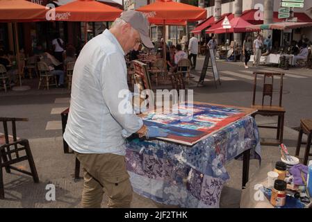 Frankreich - Kunst : ' Live painting/l'artiste peintre Patrick Moles !! ' , à la Galerie Cristo aux Puces de St Ouen. Stockfoto