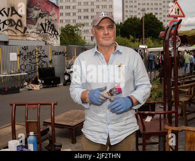 Frankreich - Kunst : ' Live painting/l'artiste peintre Patrick Moles !! ' , à la Galerie Cristo aux Puces de St Ouen. Stockfoto