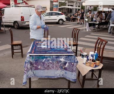 Frankreich - Kunst : ' Live painting/l'artiste peintre Patrick Moles !! ' , à la Galerie Cristo aux Puces de St Ouen. Stockfoto