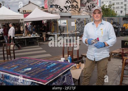 Frankreich - Kunst : ' Live painting/l'artiste peintre Patrick Moles !! ' , à la Galerie Cristo aux Puces de St Ouen. Stockfoto