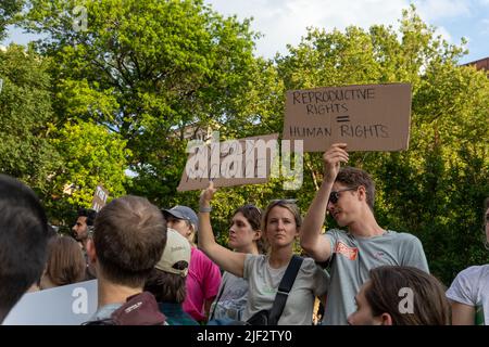 Eine Menge von Demonstranten, die Pappschilder hielten, nachdem der Oberste Gerichtshof Roe v. Wade gestricht hatte Stockfoto