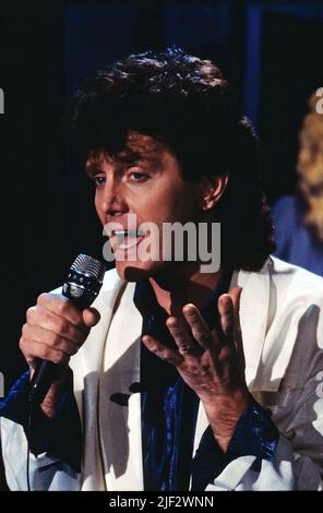 Alvin Stardust, eigentlich Bernard William Jewry, auch als Shane Fenton bekannt, britischer Glamrock Musiker, hier bei einem Auftritt, Deutschland, 1985. Alvin Stardust, richtiger Name Bernard William Jewry, auch bekannt als Shane Fenton, britischer Glam-Rock-Musiker, hier performend, Deutschland, 1985. Stockfoto