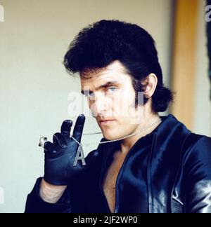 Alvin Stardust, eigentlich Bernard William Jewry, auch als Shane Fenton bekannt, britischer Glamrock Musiker, hier bei einem Auftritt, Deutschland, 1975. Alvin Stardust, richtiger Name Bernard William Jewry, auch bekannt als Shane Fenton, britischer Glam-Rock-Musiker, hier performend, Deutschland, 1975. Stockfoto